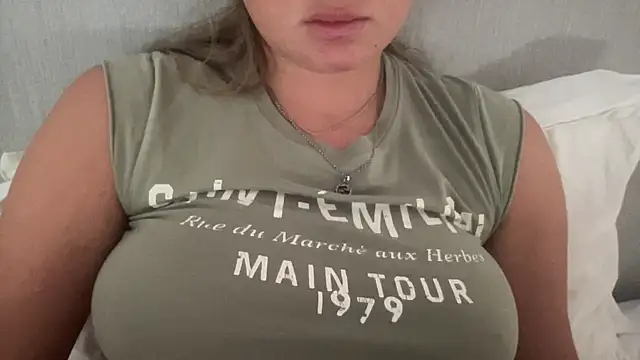 Snapshot of KaraLeee chatting on March 4, 2025, 5:11 am KaraLeee online show from March 4, 2025, 5:11 am