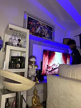 AaronCruz  online show from October 9, 2025, 4:35 am