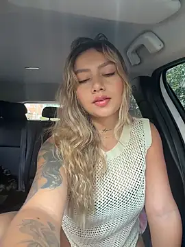 amanda-medrano1 online show from May 19, 2026, 2:02 pm