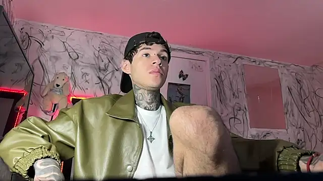 Snapshot of Saturno_v chatting on February 7, 2025, 2:15 pm Saturno v online show from February 7, 2025, 2:15 pm