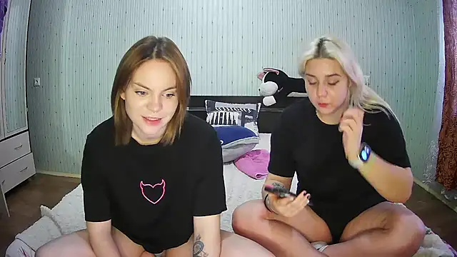 Snapshot of ChrisGirls chatting on March 18, 2025, 12:28 pm ChrisGirls online show from March 18, 2025, 12:28 pm