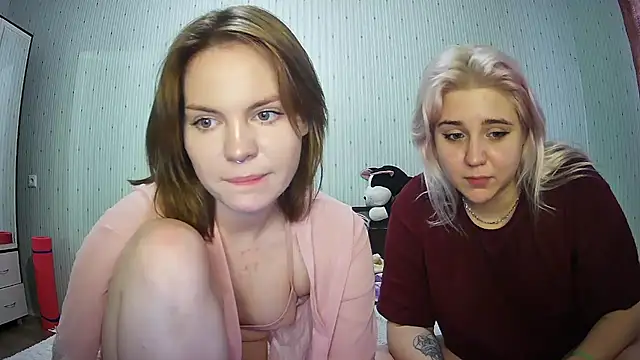 Snapshot of ChrisGirls chatting on February 21, 2025, 3:21 pm ChrisGirls online show from February 21, 2025, 3:21 pm