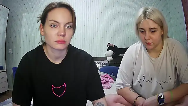 Snapshot of ChrisGirls chatting on March 4, 2025, 3:04 pm ChrisGirls online show from March 4, 2025, 3:04 pm