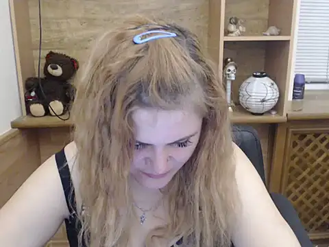 DaniellaKiss online show from April 15, 2026, 5:39 pm