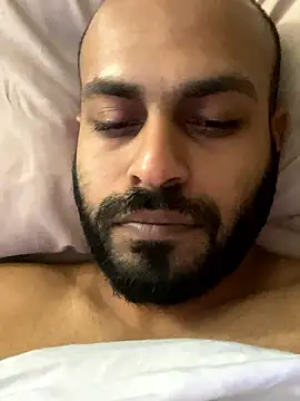 islandvybee55 online show from April 18, 2026, 8:53 pm