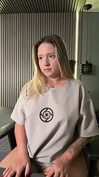 Snapshot of MiaPetit_ chatting on January 5, 2026, 6:44 pm MiaPetit online show from January 5, 2026, 6:44 pm