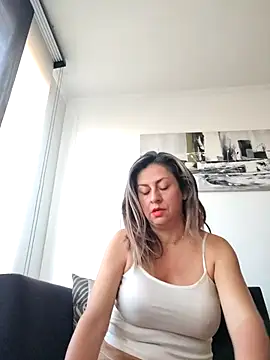 Latiinvenushot online show from March 7, 2026, 11:59 am