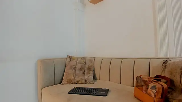 natalia aguirre1 online show from November 7, 2025, 12:10 pm