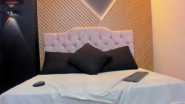 VickyJohnson1 online show from December 1, 2025, 8:32 pm