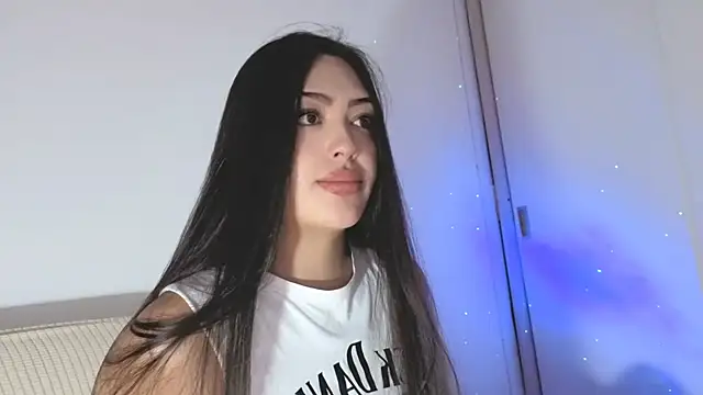 Sweet-Sophiee online show from May 23, 2026, 2:21 am