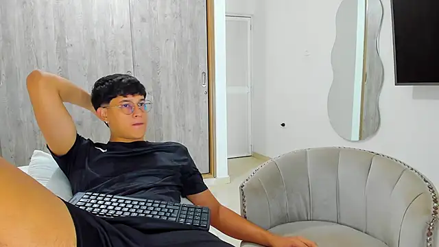 kittyandrick online show from December 4, 2024, 7:22 am