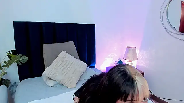 HollyHudsonn online show from December 17, 2024, 12:00 pm