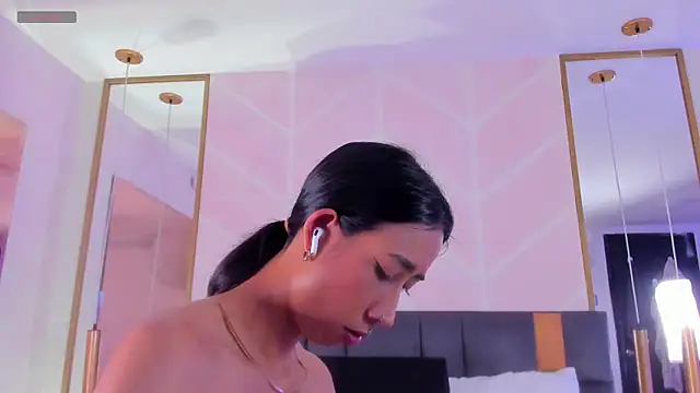 GabyPetit online show from December 1, 2025, 7:59 pm