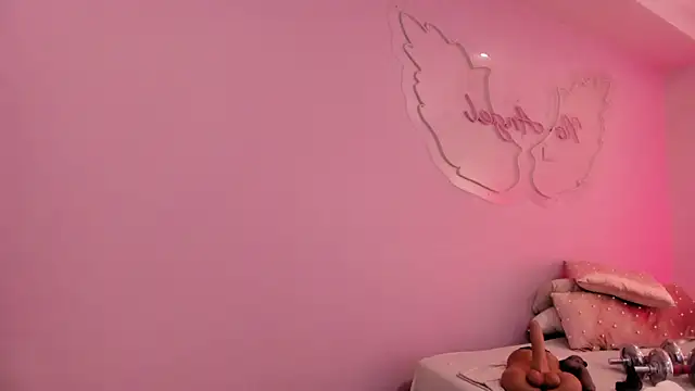 Ninna monroe  online show from December 18, 2025, 4:22 pm