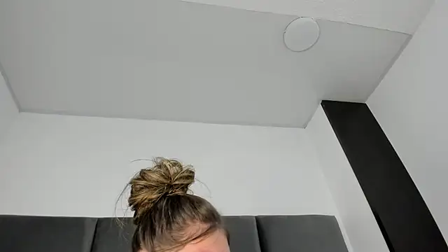 Lizz Luna online show from November 18, 2025, 8:01 pm