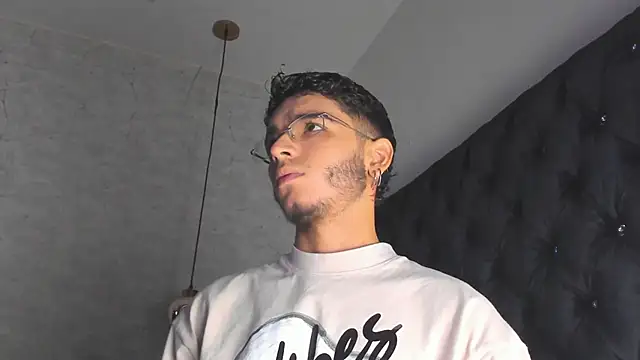 Snapshot of Ian_Castillo_ chatting on February 19, 2025, 11:17 am Ian Castillo online show from February 19, 2025, 11:17 am