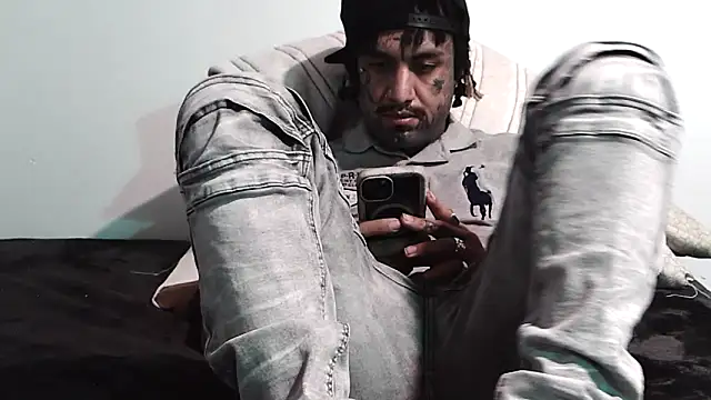 Snapshot of Azazelihornyasf chatting on October 16, 2025, 10:40 pm Azazelihornyasf online show from October 16, 2025, 10:40 pm