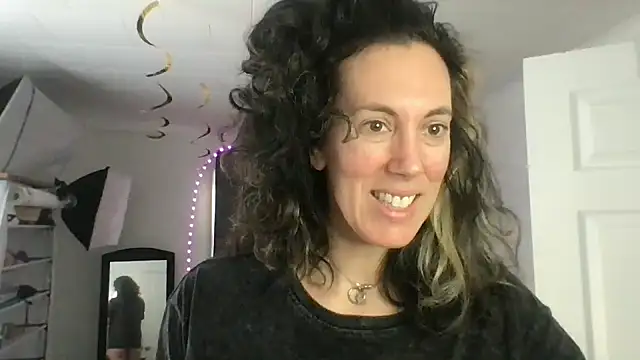 BonfireBonnie online show from January 14, 2025, 2:22 pm