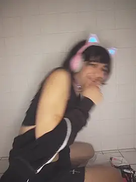 Snapshot of egirl711 chatting on December 5, 2025, 8:17 pm egirl711 online show from December 5, 2025, 8:17 pm