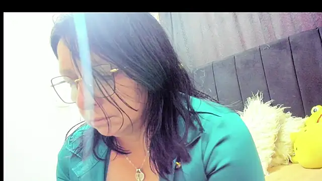 Evaaross 2345 online show from December 2, 2025, 7:37 pm