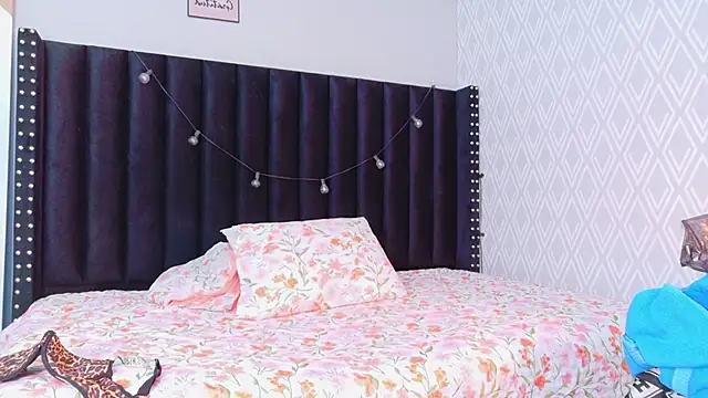 Snapshot of littleebonymommy chatting on September 10, 2025, 8:19 pm littleebonymommy online show from September 10, 2025, 8:19 pm