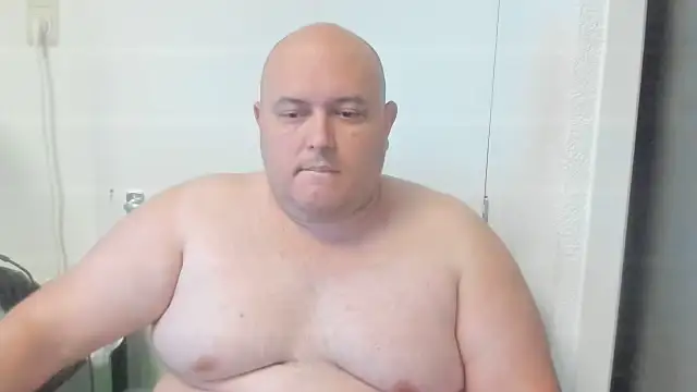 Snapshot of BigromeoXX chatting on November 8, 2025, 4:43 pm BigromeoXX online show from November 8, 2025, 4:43 pm