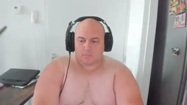 Snapshot of BigromeoXX chatting on October 31, 2025, 3:19 pm BigromeoXX online show from October 31, 2025, 3:19 pm