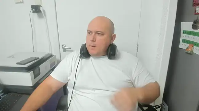 Snapshot of BigromeoXX chatting on December 10, 2024, 7:11 pm BigromeoXX online show from December 10, 2024, 7:11 pm