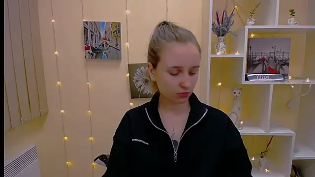  Nicole new online show from March 5, 2025, 12:44 pm