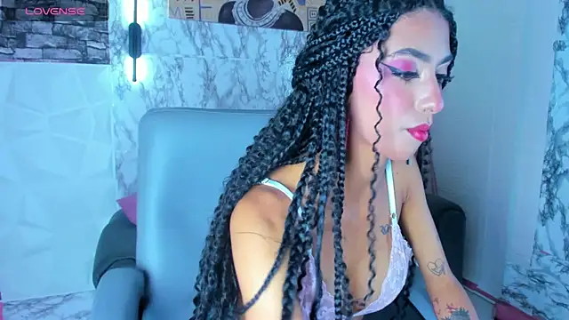 Snapshot of Queen_Cuarxxo chatting on March 1, 2026, 12:10 am Queen Cuarxxo online show from March 1, 2026, 12:10 am