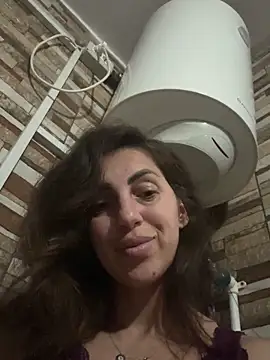 EmaSkyes online show from September 28, 2025, 6:04 pm