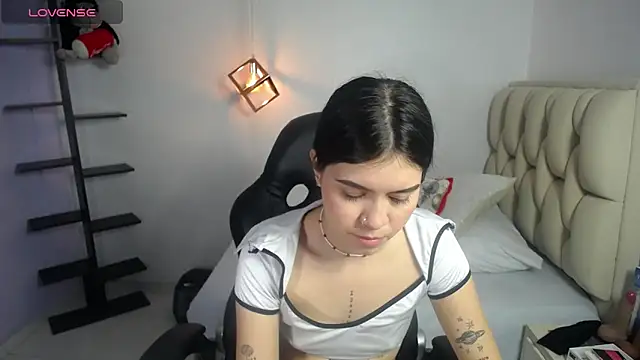 cassiehoward14 online show from December 3, 2025, 7:02 pm