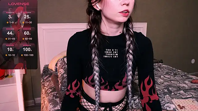 Snapshot of Kimiko__ chatting on October 18, 2025, 8:11 pm Kimiko online show from October 18, 2025, 8:11 pm