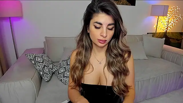 Snapshot of Queenofyouredreams chatting on January 25, 2025, 4:13 am Queenofyouredreams online show from January 25, 2025, 4:13 am