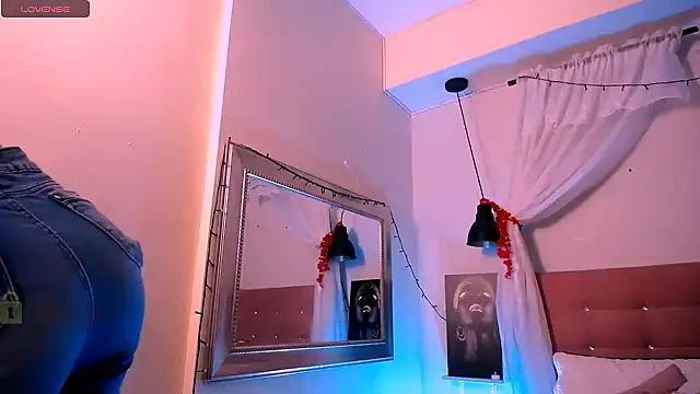 ASHLIE DIXON1 online show from February 7, 2025, 10:19 pm