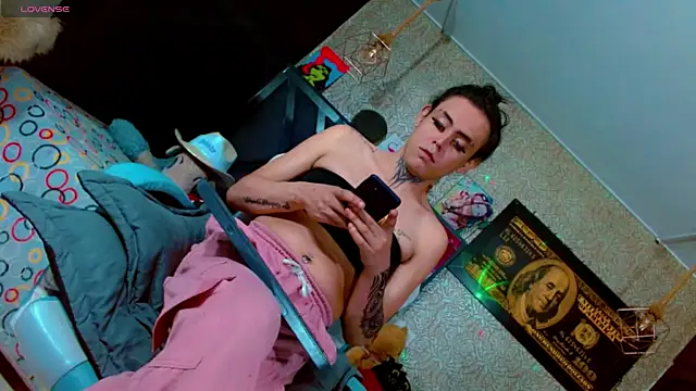 Perla Hotcortes online show from November 7, 2025, 2:43 pm