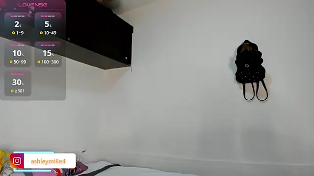 Snapshot of _ashleymiller chatting on October 30, 2025, 7:00 pm ashleymiller online show from October 30, 2025, 7:00 pm