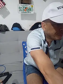 latinmartin73 online show from November 12, 2025, 11:30 pm