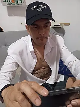 latinmartin73 online show from November 2, 2025, 7:08 pm