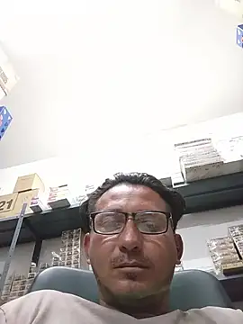 Snapshot of Andresguz35 chatting on October 22, 2025, 4:28 pm Andresguz35 online show from October 22, 2025, 4:28 pm