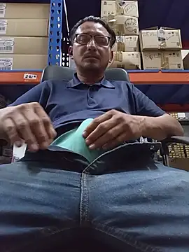 Snapshot of Andresguz35 chatting on October 25, 2025, 6:08 pm Andresguz35 online show from October 25, 2025, 6:08 pm