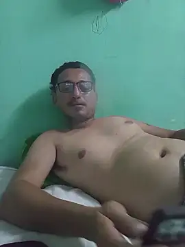 Snapshot of Andresguz35 chatting on November 18, 2025, 2:49 am Andresguz35 online show from November 18, 2025, 2:49 am