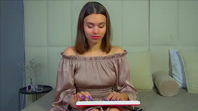 Snapshot of PollyLanders chatting on November 10, 2025, 8:47 pm PollyLanders online show from November 10, 2025, 8:47 pm