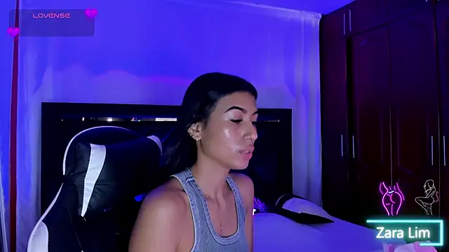 ZaraLim online show from November 22, 2025, 4:06 pm