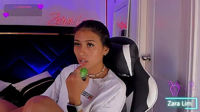 ZaraLim online show from November 11, 2025, 6:14 pm