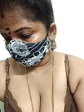 gaurika18 online show from May 13, 2026, 11:23 pm
