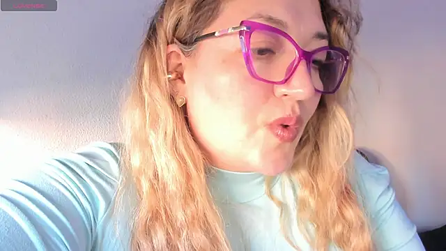 Naty Mature  online show from May 11, 2026, 5:54 pm