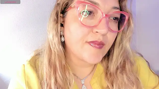 Naty Mature  online show from April 7, 2026, 4:42 pm