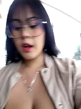 lara moon25 online show from November 27, 2025, 7:47 pm