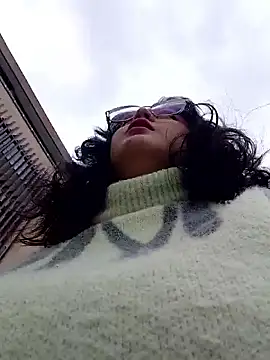 lara moon25 online show from January 5, 2026, 6:11 pm